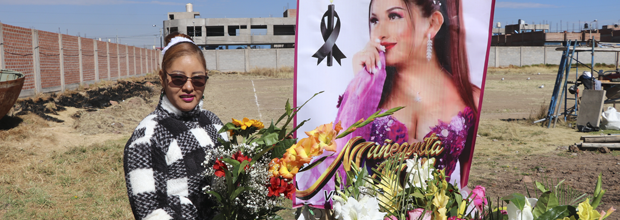 Melany Pacsi pide justicia y reza ante tumba de muñequita Milly