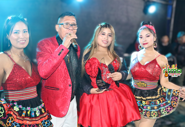 Nayeli Poicón recibe galardón de Full Ritmo en lindo pueblo de Oyón, a 4 horas de Lima