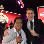 Sosimo Sacramento celebró con el gringo del pueblo Paco Bazán