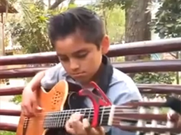 Kevin Alarcón es un niño virtuoso de la guitarra