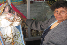 Doña Josefa viste a Mamita Chapi