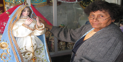 Doña Josefa viste a Mamita Chapi