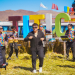 Bill Orosco graba videos musicales en Islas Flotantes de Los Uros